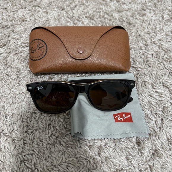 Ray Ban New Wayfarer Classic Sunglasses RB2132 55-18 - Polished Light Havana - Picture 1 of 10